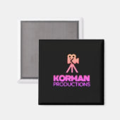 Korman Productions YouTubeチャンネルピンクロゴ マグネット (正面/裏面)