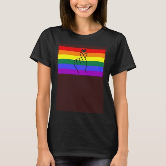 Kpop Merchandise Fan Addict LGBTQ Gay Pride Flag Q Tシャツ (正面)