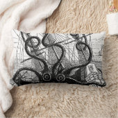 KrackenかイカEatting海賊船のLumbarの枕 ランバークッション (ブランケット)