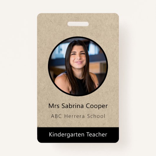 KraftミニマルフェイクリストIDカードフォト名ロゴ バッジ (正面)