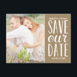 Kraft素朴紙写真Save the Date 案内ポストカード<br><div class="desc">この素朴なクラフト – 紙-スタイル写真は、日付ハガキを保存し、手で書いたタイポグラフィで救は書、文字の「私たちの日付」をカジュアル特徴とする。白いレタリングは淡い茶色のクラフト紙で裏打ちされている。カスタマイズの結婚詳細と写真と共にお気に入りの。ポストカードの背面に詳細を追加する</div>
