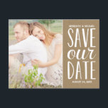 Kraft素朴紙写真Save the Date 案内ポストカード<br><div class="desc">この素朴なクラフト – 紙-スタイル写真は、日付ハガキを保存し、手で書いたタイポグラフィで救は書、文字の「私たちの日付」をカジュアル特徴とする。白いレタリングは淡い茶色のクラフト紙で裏打ちされている。カスタマイズの結婚詳細と写真と共にお気に入りの。ポストカードの背面に詳細を追加する</div>
