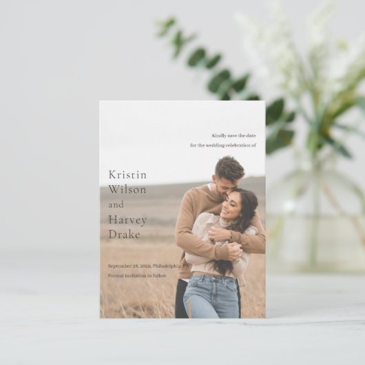 Kristin写真モダン結婚式の日付を保存 案内ポストカード (スタンド正面)