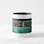 Kronosの上昇の"鮫ちょうど餌"のコーヒー・マグです ツートーンマグカップ (中央)