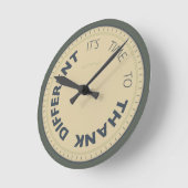 Kudos® ラウンド壁時計 (傾斜)