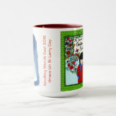 KWEのゲストのイラストレーターのマグ マグカップ (中央)