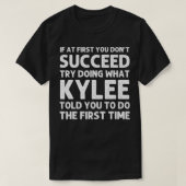 KYLEEネームパーソナライズされた誕生日おもしろいクリスマスJ Tシャツ (デザイン正面)