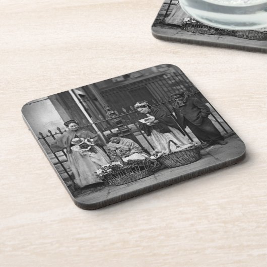 「Lの街の生活からのコヴェント・ガーデンの花の女性、 コースター (左側)