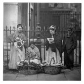 「Lの街の生活からのコヴェント・ガーデンの花の女性、 タイル (正面)