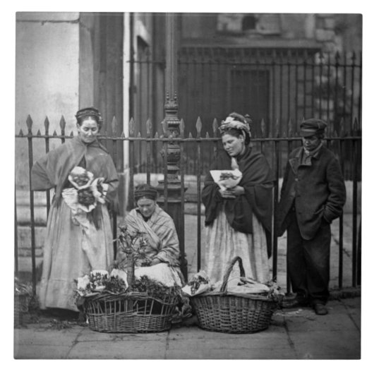 「Lの街の生活からのコヴェント・ガーデンの花の女性、 タイル (正面)