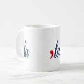 「LAはカマラハリスのためだ。白、赤、青。 コーヒーマグカップ (正面左)