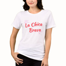 "LA CHICA BRAVA" 赤いTシャツ - 勇敢なラティーナのバックプリント