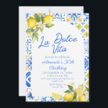 La Dolce Vita Lemon elegent イタリアン 30th Birthday 招待状<br><div class="desc">祝この「ラエレガントドルチェ・ヴィータ」誕生日の招待状とスタイルで、成人の誕生日に最適。青、白、黄地中海の色、繊細なレモンの枝、柔らかいニュートラルな色調のシックなタイル模様を特徴とし、このデザインはエレガンスと魅力モダンを融合したイタリアン。</div>