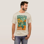 La Dolce Vita – Retro Italian Coast Travel Tシャツ (正面フル)