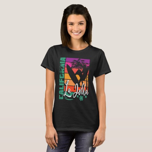 La Jolla California Retro Sunset Beach Surfer Souv Tシャツ (正面フル)