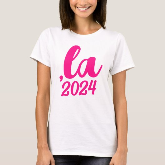 ,la Kamalaコンマ発音2024ホットピンク文字 Tシャツ (正面)