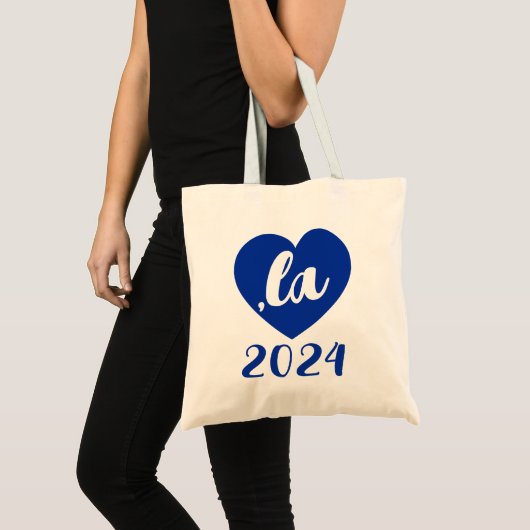 "la KAMALA heart 2024"ブルーの手書き風テキスト トートバッグ (正面(商品))