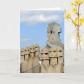 La Pedera Chimneyポット，バルセロナ，スペイン –  カード (黄色い花)