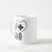 LAB TECHハートシリンジロゴ – ラボラトリ科学者 コーヒーマグカップ (正面左)