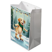 Labrador Retriever Ice Skating Christmas Painting ミディアムペーパーバッグ (裏面アングル)