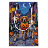 Labrador Trick-or-Treating in Halloween Costumes ミディアムペーパーバッグ (正面)