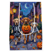 Labrador Trick-or-Treating in Halloween Costumes ミディアムペーパーバッグ (裏面)