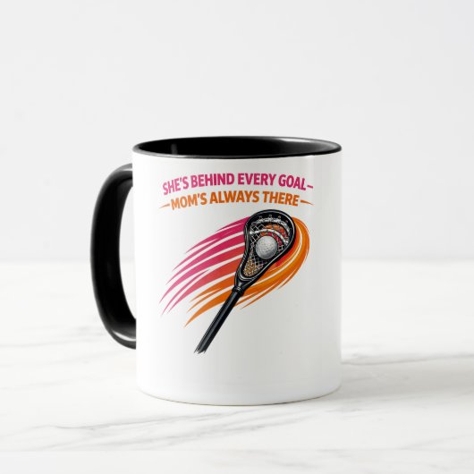 Lacrosse Mom Mug – She’s Behind Every Goal Mom’s A マグカップ (正面左)