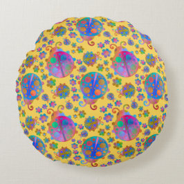 Lady Bugs Amongst the Flowers on a Midsummer Day ラウンドクッション