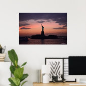 Lady Liberty in Sunsetポスター ポスター (ホームオフィス)