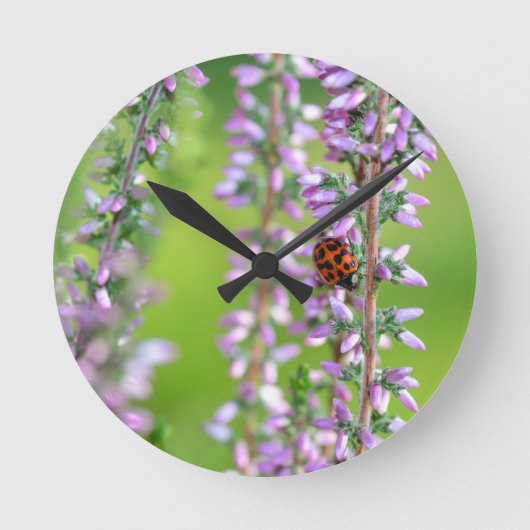 Ladybird auf lila Blume - ラウンド壁時計 (正面)