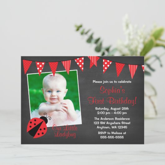 Ladybug Chalkboardフォト誕生日 招待状 (スタンド正面)