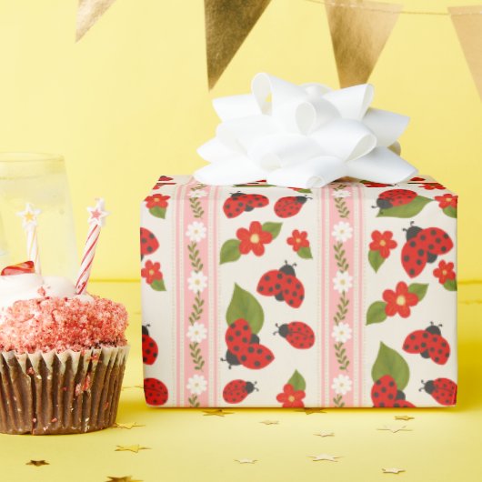 Ladybug daisies stripped creative gift ラッピングペーパー (誕生日パーティー)