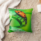 Ladybug Macro Throw Pillow Nature-Inspired Decor クッション (ブランケット)