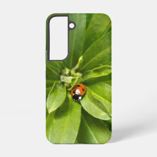 Ladybug on Flowers Samsung Galaxy S22ケース