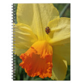 Ladybug on Yellow Daffodilフローラ ノートブック (正面)
