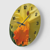 Ladybug on Yellow Daffodilフローラ ラージ壁時計 (傾斜)