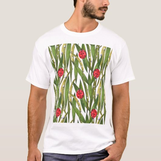 Ladybugs:デイジー背景水色パターン。 Tシャツ (正面)