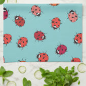 Ladybugs、青い背景、シームレス魅力的なパターン キッチンタオル (折り畳み)