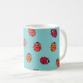Ladybugs、青い背景、シームレス魅力的なパターン コーヒーマグカップ (正面右)