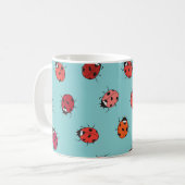 Ladybugs、青い背景、シームレス魅力的なパターン コーヒーマグカップ (正面左)