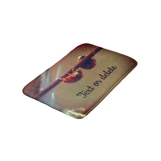 Ladybugs Balancingクローズアップパーソナライズされた バスマット (アングル)