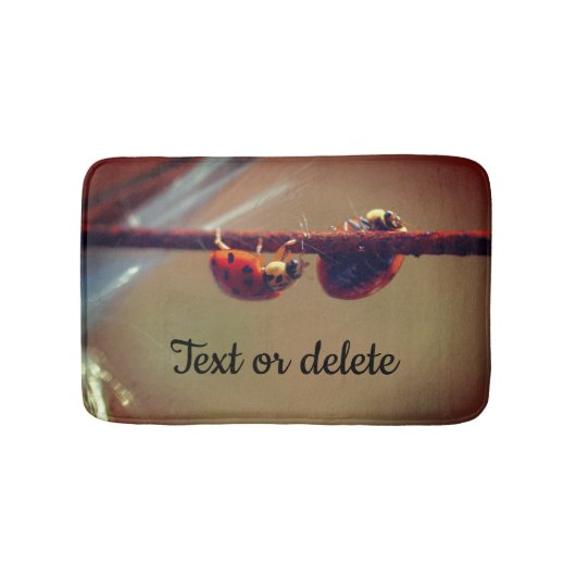 Ladybugs Balancingクローズアップパーソナライズされた バスマット (正面)