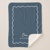 Lake Blue Wavy Border Monogrammed シェルパブランケット (正面)