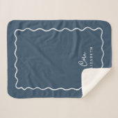Lake Blue Wavy Border Monogrammed シェルパブランケット (正面(横))