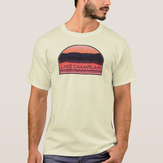 Lake Champlain New York Vermont Red Sunrise Tシャツ (正面)