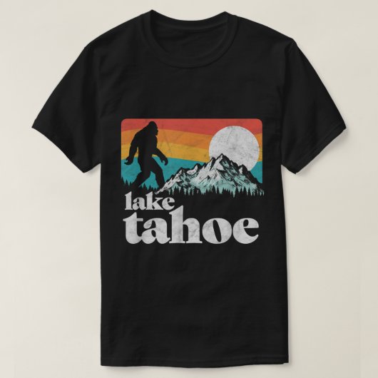 Lake Tahoe Bigfoot Retro Mountain Design Tシャツ (デザイン正面)