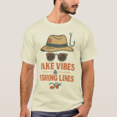 Lake Vibes & Fishing Lines Retro Fishing Design Tシャツ (正面)