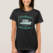 Lake Wawasee Gets Me Wet Summer Boating Watersport Tシャツ (正面)