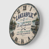 Lakeaholic Rustic Lake House Cabin Retreat Decor ラージ壁時計 (傾斜)