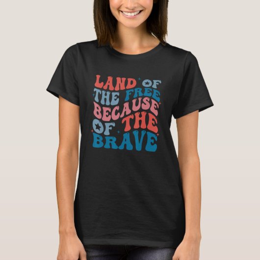 Land Of The Free Because Of The Brave 4th of July Tシャツ (正面)